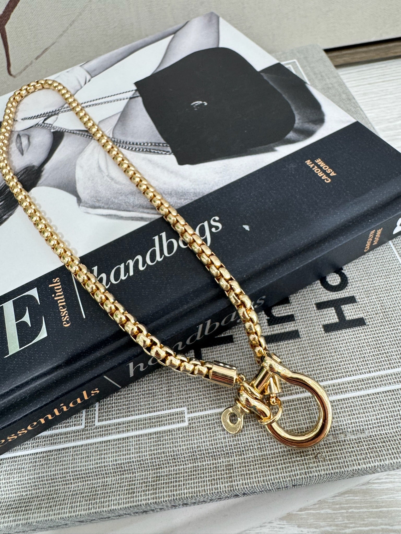Horseshoe Shackle Necklace - Gold