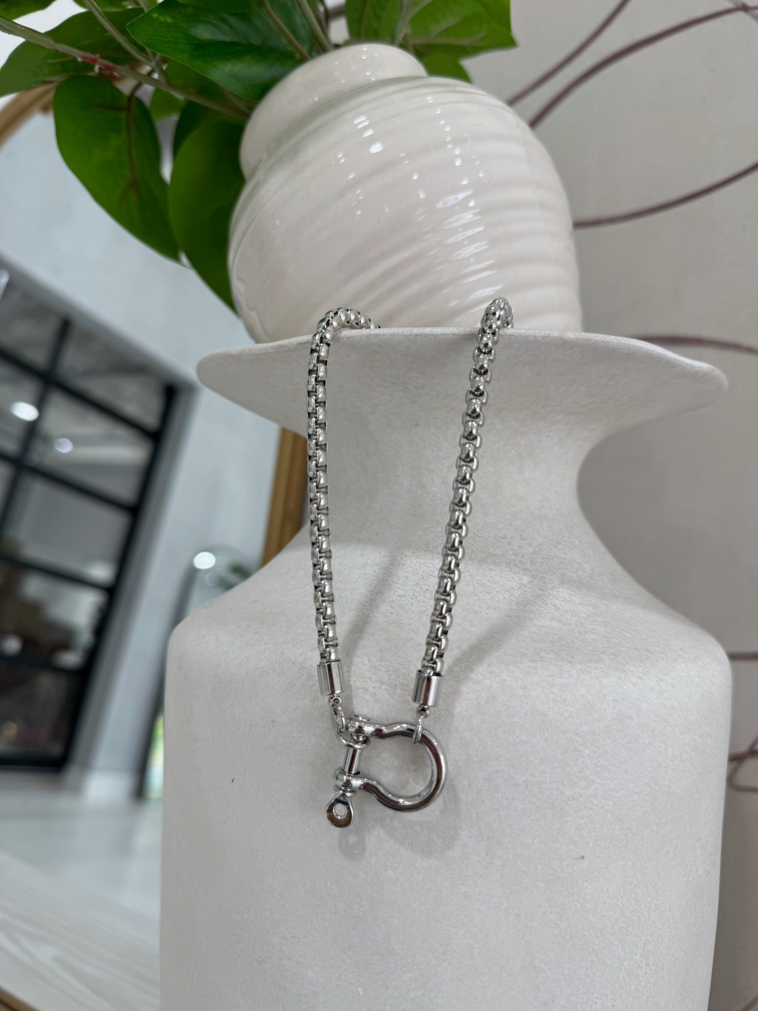 Horseshoe Shackle Necklace - Silver